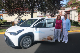 Krajská zdravotní získala díky daru auto pro domácí péči teplické porodnice