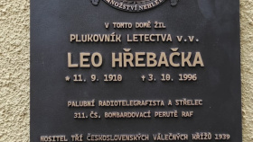 Plukovník letectva Leo Hřebačka má v Kobylisích svou pamětní desku