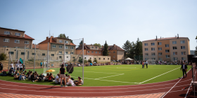 Gymnázium Blansko má nové hřiště. Splňuje parametry pro mezinárodní zápas Kliknutím zvětšíte obrázek