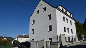 Město převzalo sedm nových bytů v Komenského ulici. Stále je možné o ně žádat