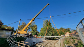 Nový most v Čeminech roste před očima
