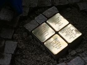 Dalších deset Kamenů zmizelých připomíná v Pardubicích oběti nacistické perzekuce Kliknutím zvětšíte obrázek