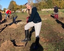 Jednapadesát ovocných stromů poskytne časem stín a ovoce dětem a zároveň poslouží jako pomůcka při školní výuce Kliknutím zvětšíte obrázek