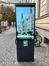 Pardubice mají nový defibrilátor před radnicí. V krizové situaci může zachránit život Kliknutím zvětšíte obrázek