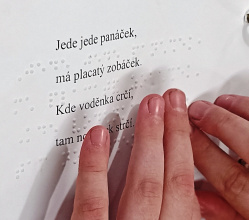 Do Prahy míří 59 hmatových knížek pro nevidomé děti ze 16 zemí světa Kliknutím zvětšíte obrázek